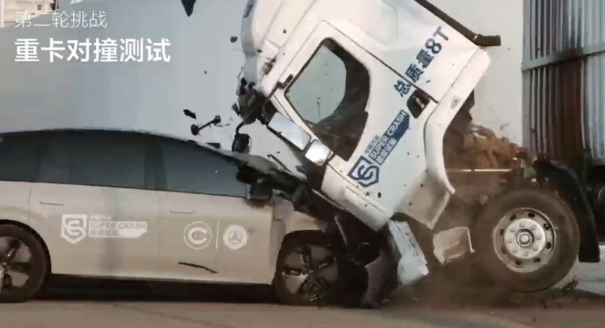 理想i8太厲害了，2.6噸竟能撞飛8噸重卡！東風乘龍怒懟：聰明人一眼看出假